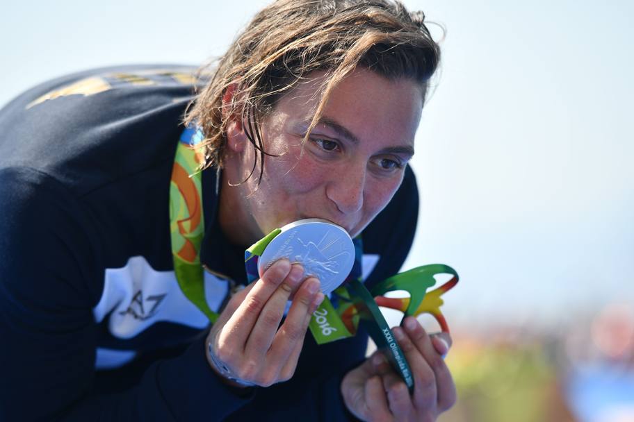 Rachele Bruni bacia la sua medaglia d&#39;argento. Afp